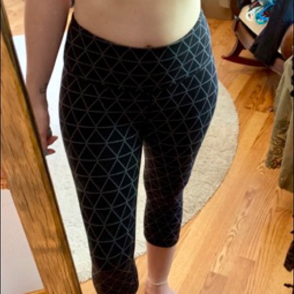 VSX Dotted/pattered Capri cut spandex - Picture 2 of 2